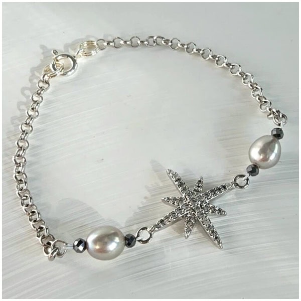 Bratara cu perle naturale si charm stea Bratara cu perle naturale si charm stea
