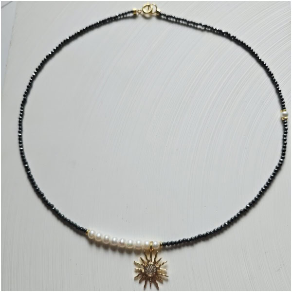 Colier cu perle si charm soare Colier cu perle si charm soare