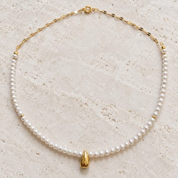 Colier cu perle si charm lacrima Colier cu perle si charm lacrima