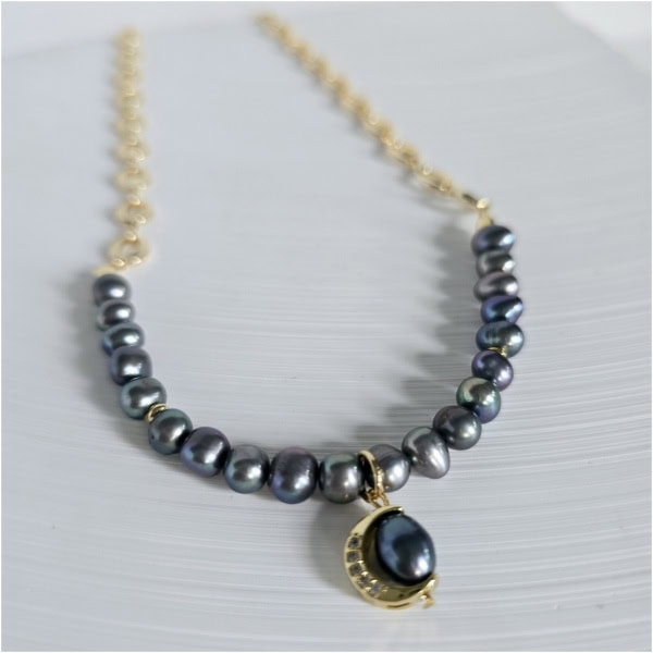 Colier cu perle Peacock si charm luna