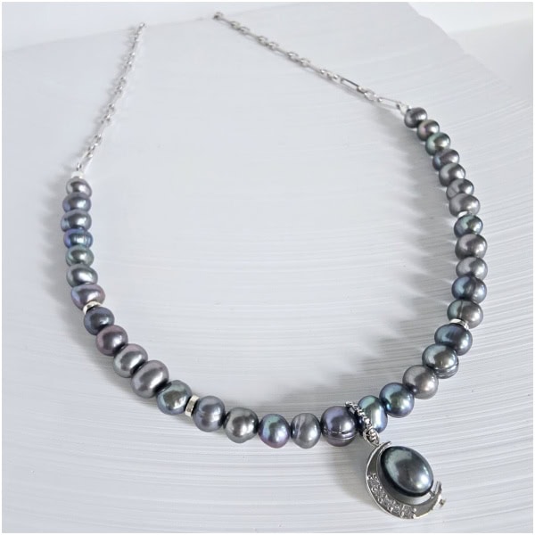 Colier cu perle Peacock si charm luna