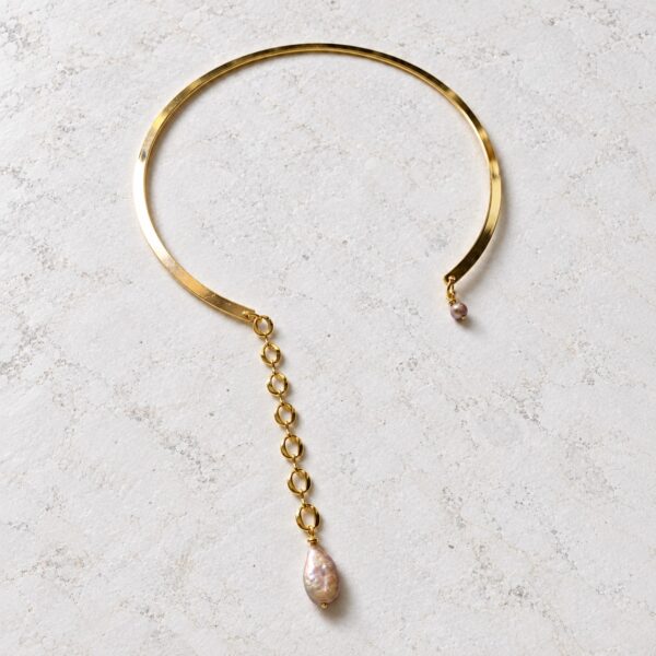 roz Choker design minimalist cu perlă