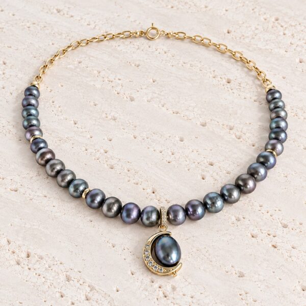 Colier cu perle Peacock si charm luna