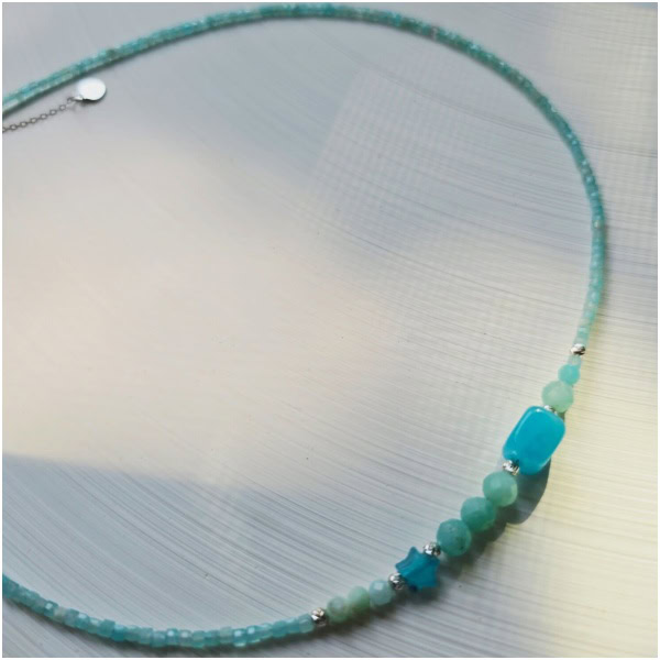 Colier cu charm cub si stea din amazonite Colier cu charm cub si stea din amazonite