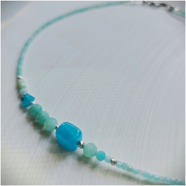Colier cu charm cub si stea din amazonite Colier cu charm cub si stea din amazonite