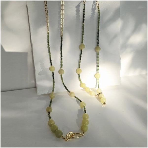 Colier lung din serpentin și jad verde Colier din serpentin și jad verde