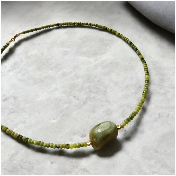 Colier din serpentine cu calcedonie verde